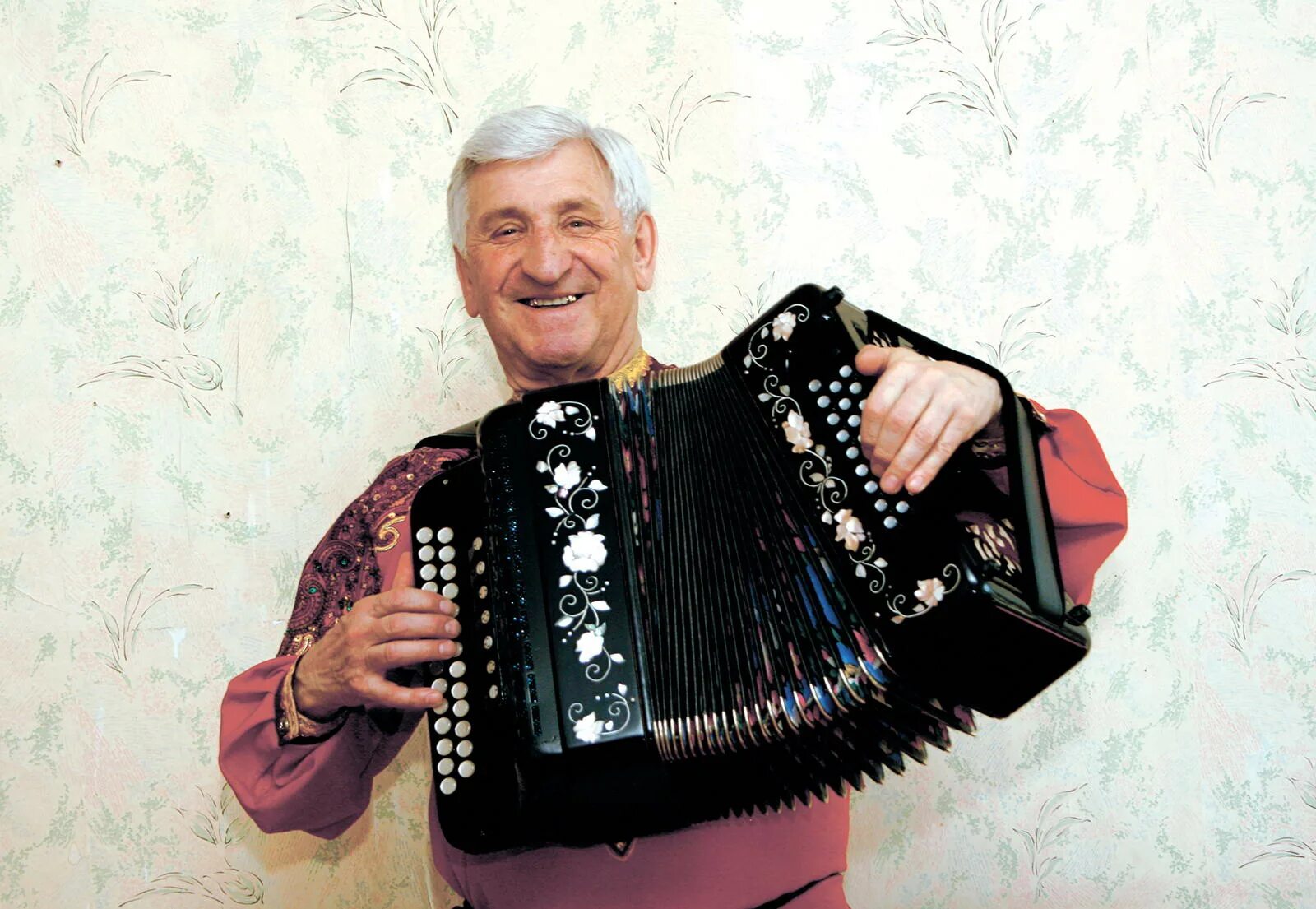 На них играл баян. На них играл баян