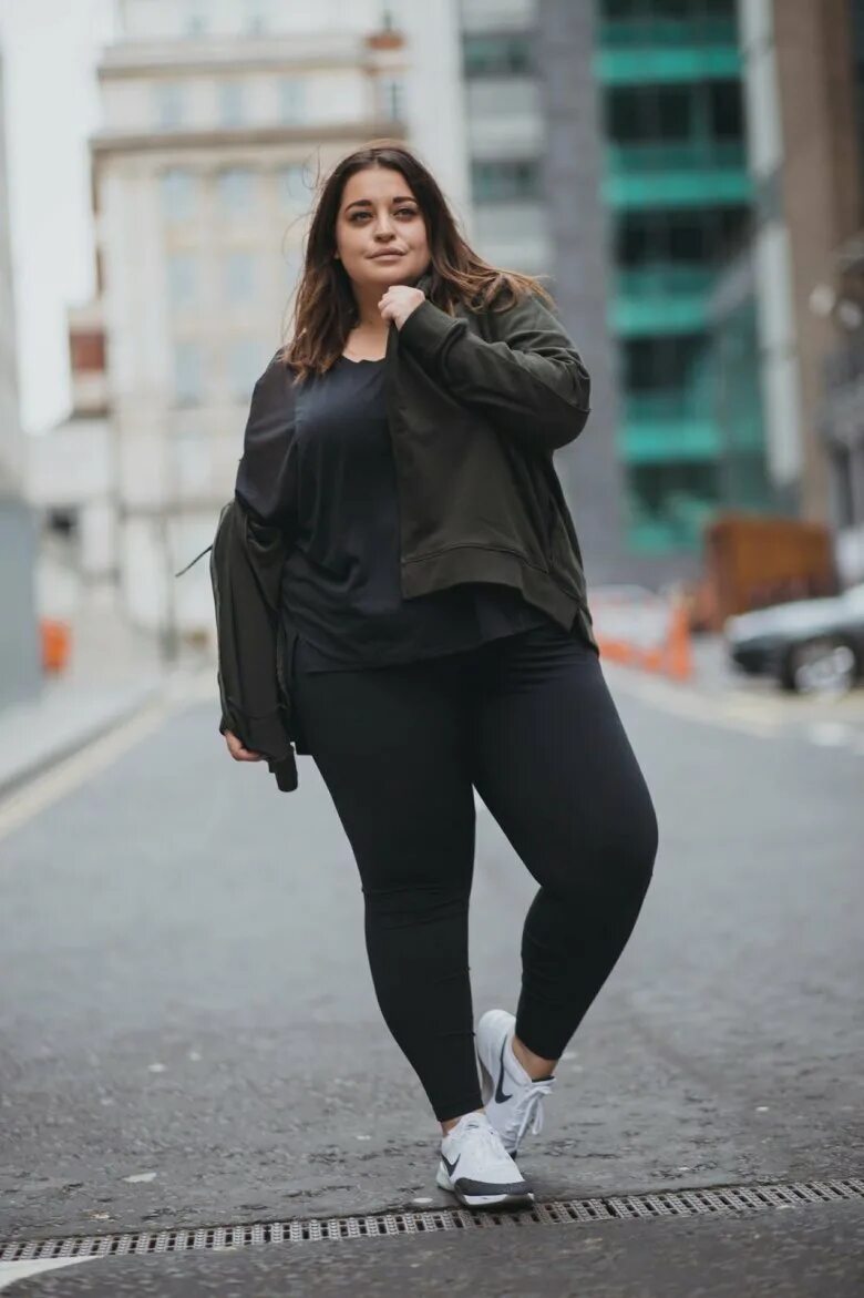 Пышные женщины. Модели больших размеров. Эшли грэхем в нижнем белье. Модель плюс-сайз эшли грэм. Полненькая девушка брюнетка.