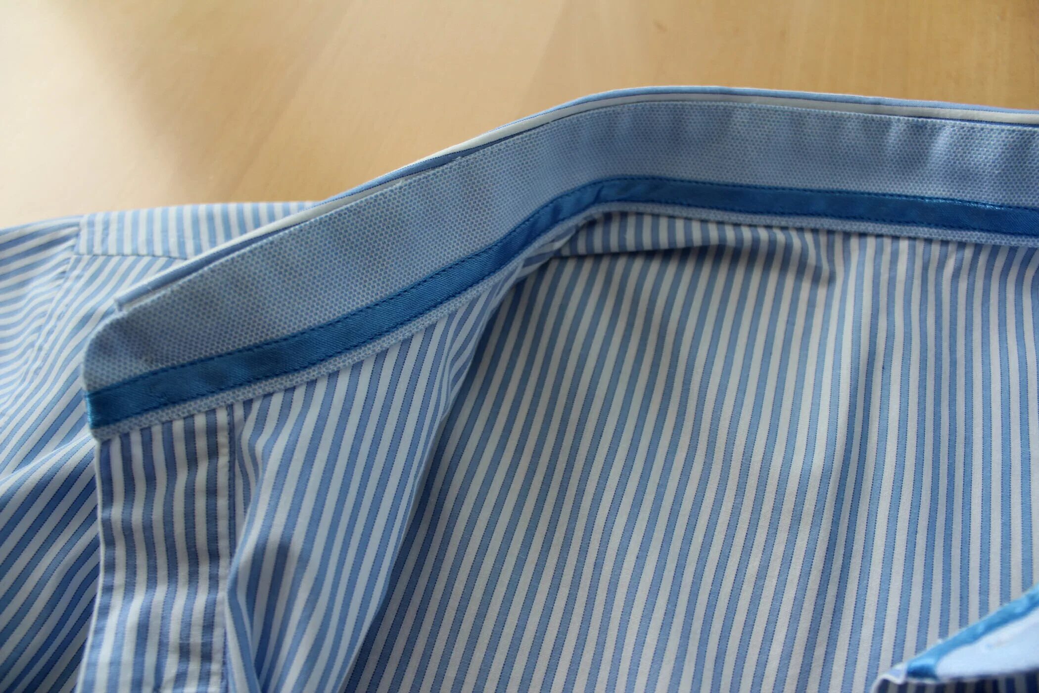 Рубашка со строчкой. Пошив мужских сорочек. Боковой шов на рубашке. Отделочная строчка. Разрез в боковом шве рубашки.