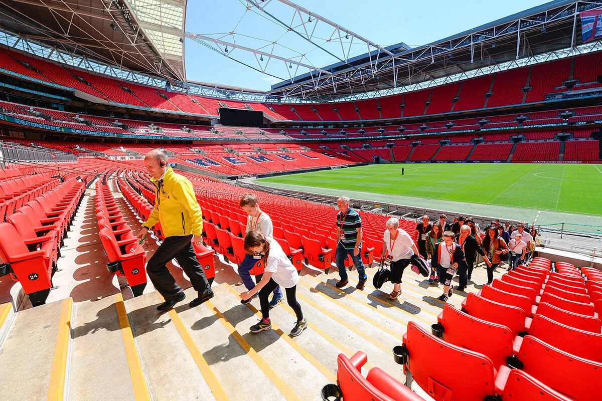 Стадион Wembley. Уэмбли чей стадион. Стюарт на стадионе Уэмбли. Перед заездом на стадионе «Уэмбли»,.