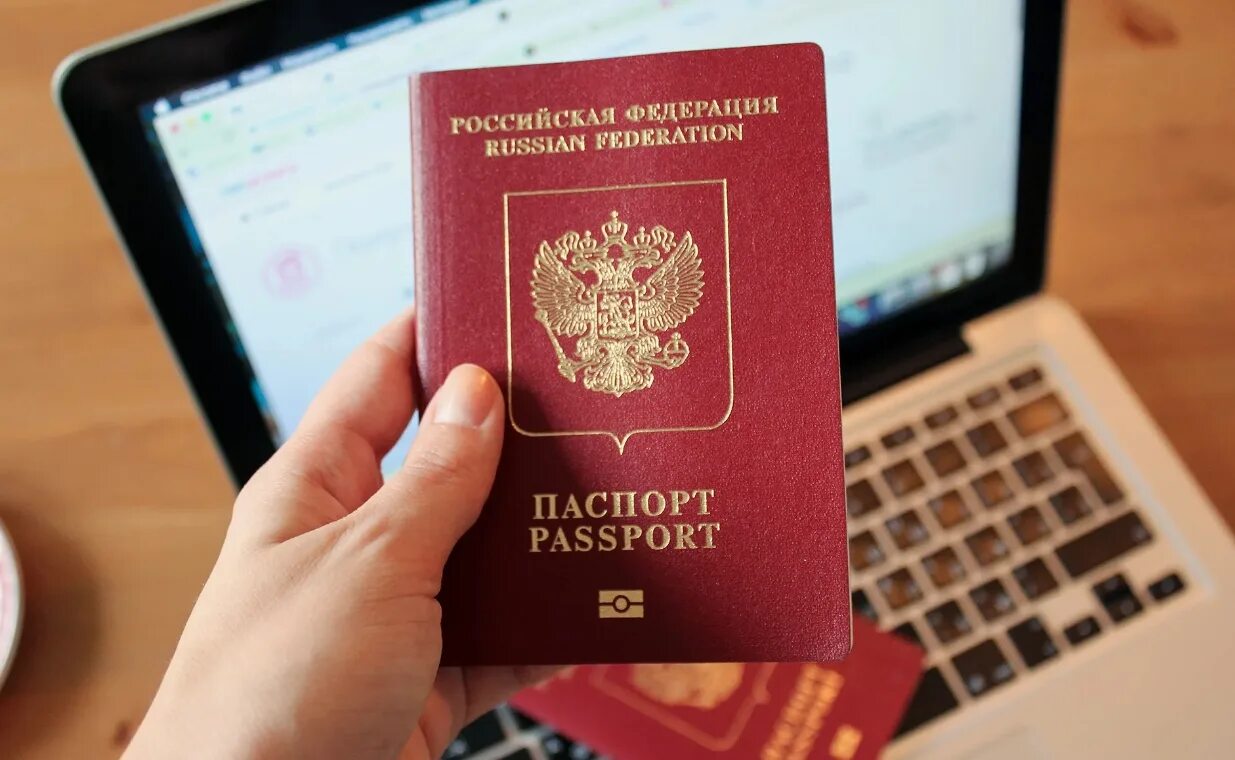 Baza: Гознак возобновил выпуск биометрических загранпаспортов. Но сроки их получ
