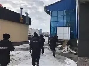 Работают ли трк. ТЦ закрыли беспилотники. Магазины которые закрылись в Сургуте. Вчера 1 канал снимал в Сургуте репортаж около трвмацентра.
