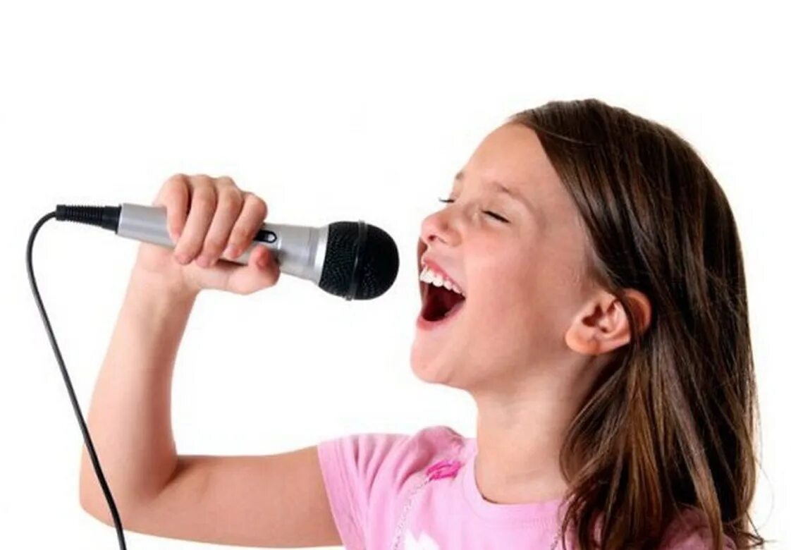 На что похоже пение. Ребенок с микрофоном. Дети поют. Поет в микрофон. Вокал дети.
