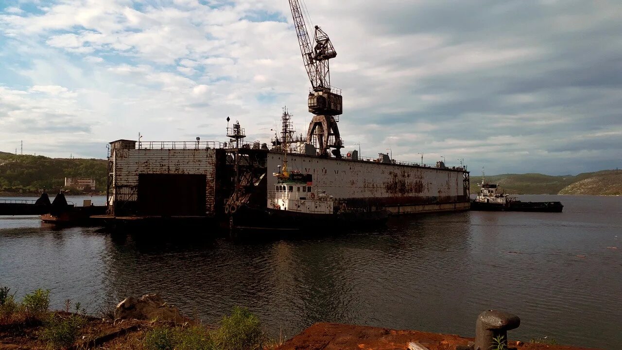 П док. Плавучий док завод мурманск. мурманский срз буксиры. плавучий судоремонтный док. судоремонтный завод в полярном мурманской области.