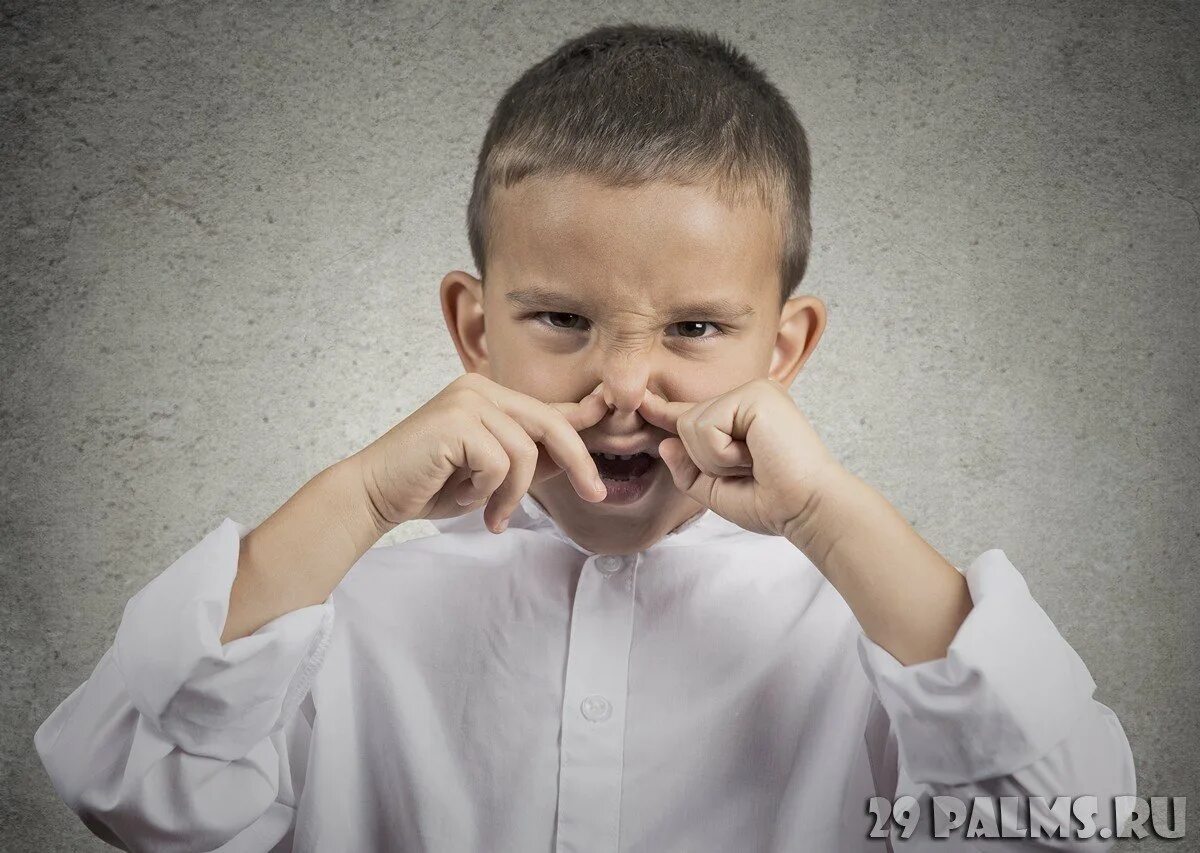 Отвращение к человеку. Противно эмоция. Считать отвращение. Отвращение. Брезгливая девушка.