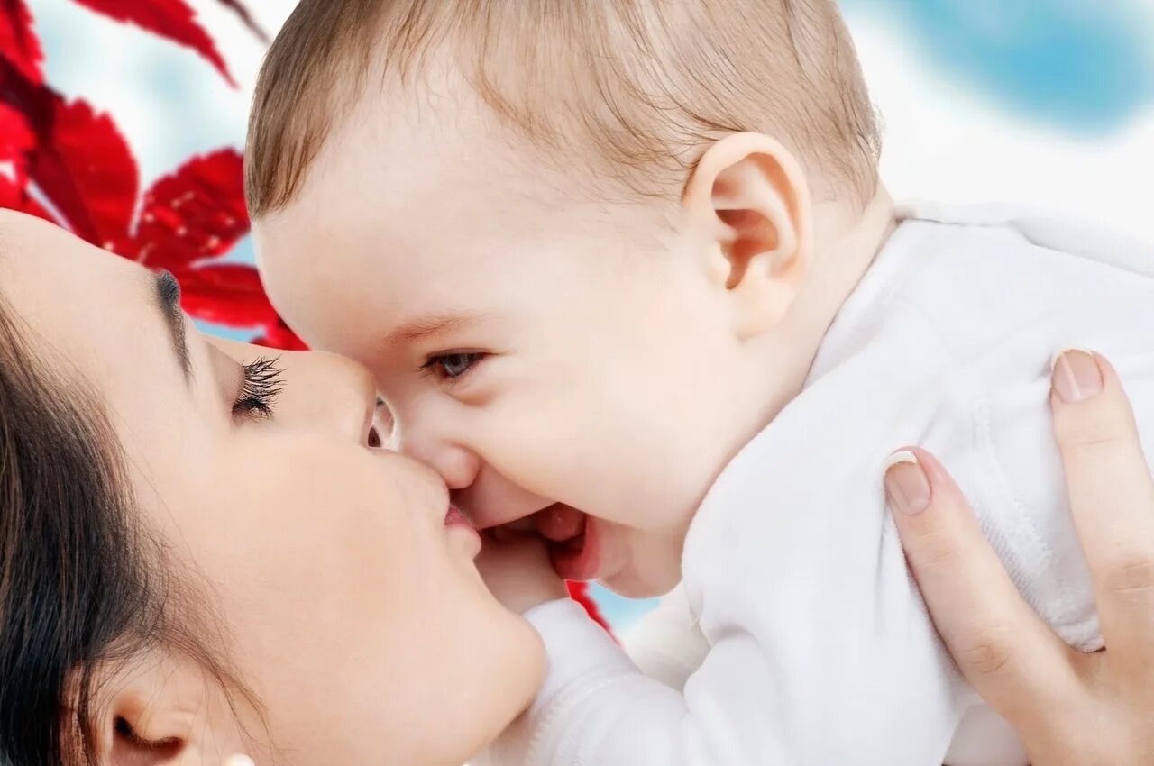Мама целует малыша. Малыш и мама. Новорожденный ребенок с мамой. К чему снится целовать младенца. Младенец на руках.