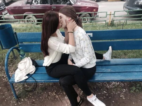 Поцелуй девушек в школе. Современные выпускницы. Поцелуй двух девушек в школе. Поцелуй в школе девочек. Выпускницы с бантами.