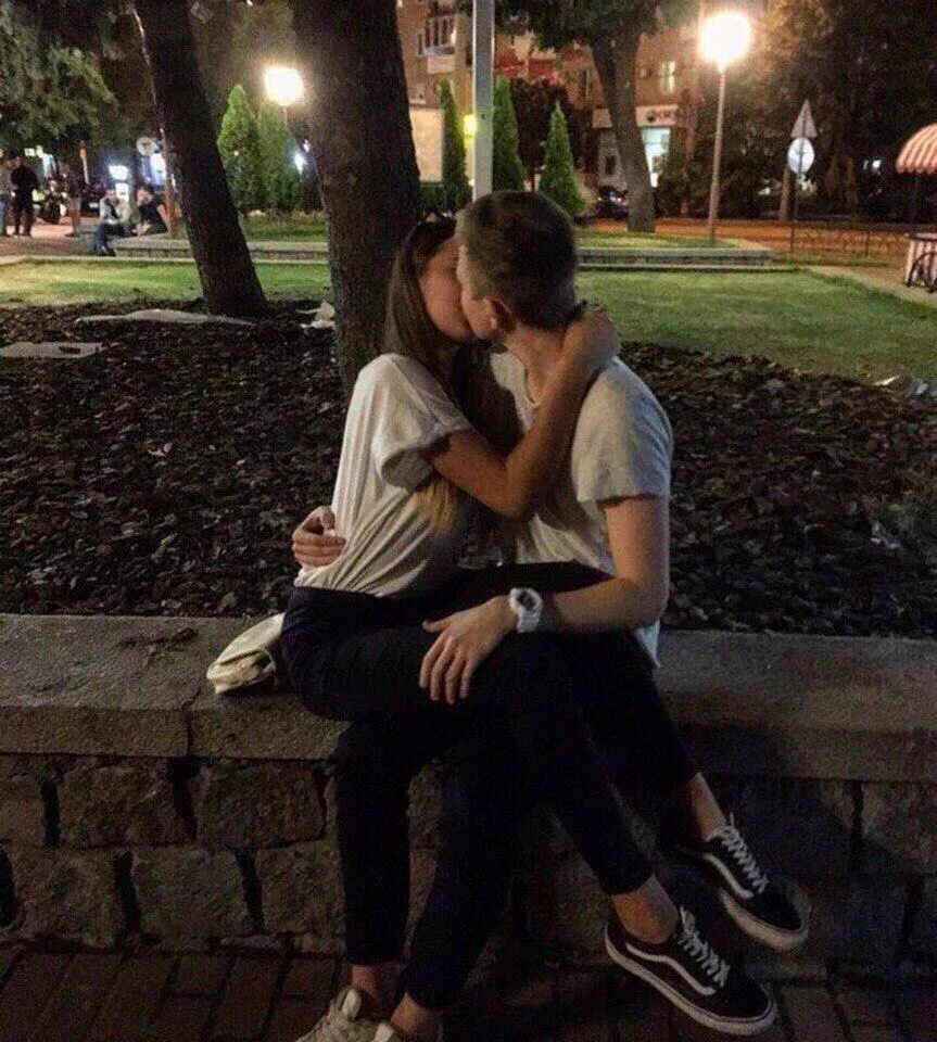 Фото поцелуя девушки с девушкой. Парень и девушка. Милые парочки. Парень и девушка на улице. Парень и девушка подростки.