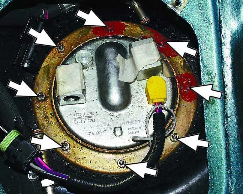 Замена бензонасоса ваз инжектор. Гайки крепления бензонасоса ВАЗ 2112. Насос топлива ВАЗ 2110. ВАЗ 2110 демонтаж топливного насоса. Бензонасос ВАЗ 2109 инжектор.