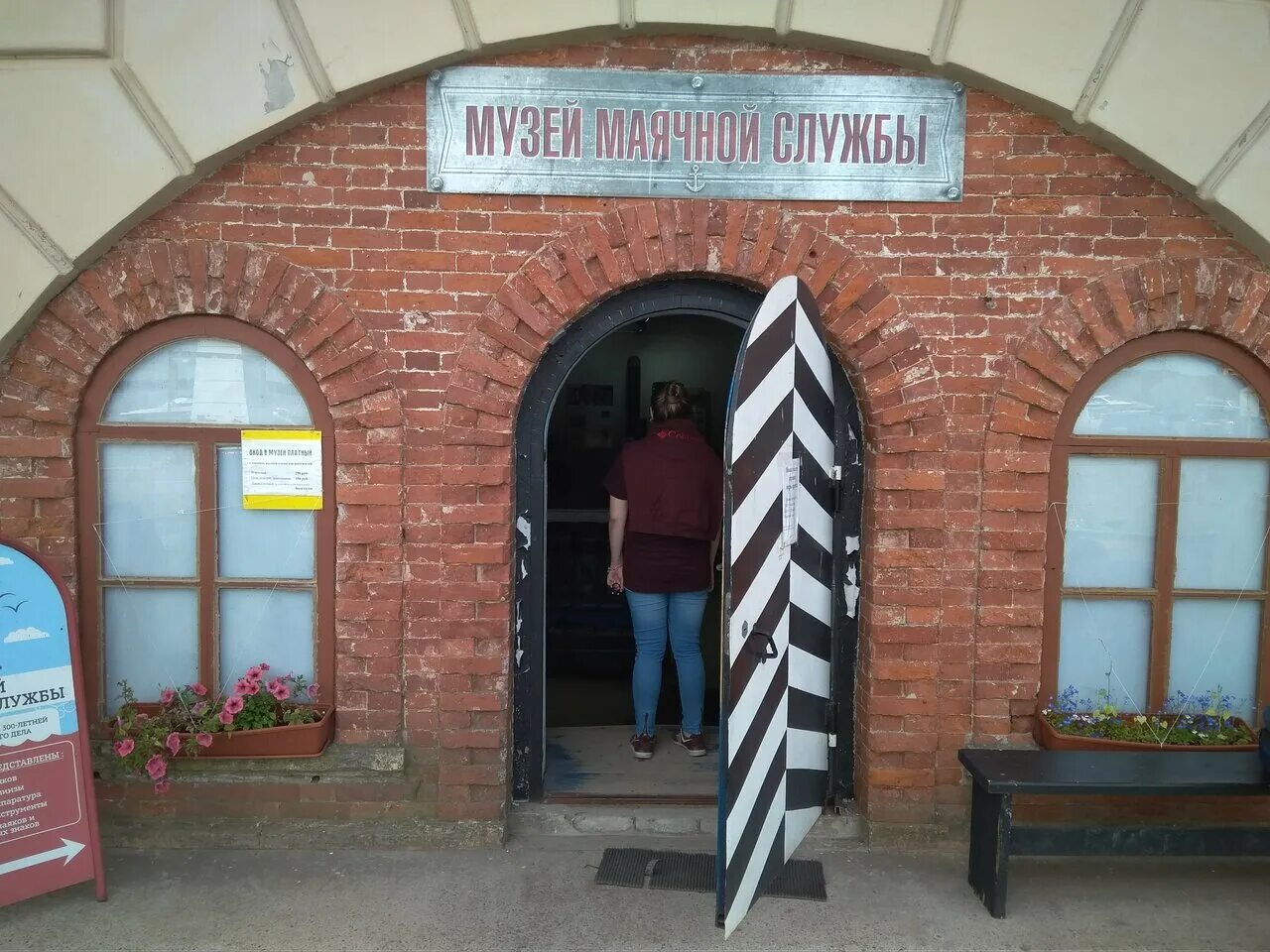 Биржа труда нефтеюганск. Биржа труда петергоф. Центр занятости населения спб. Коммунистическая улица кронштадт. Светозар нефтеюганск центр занятости.