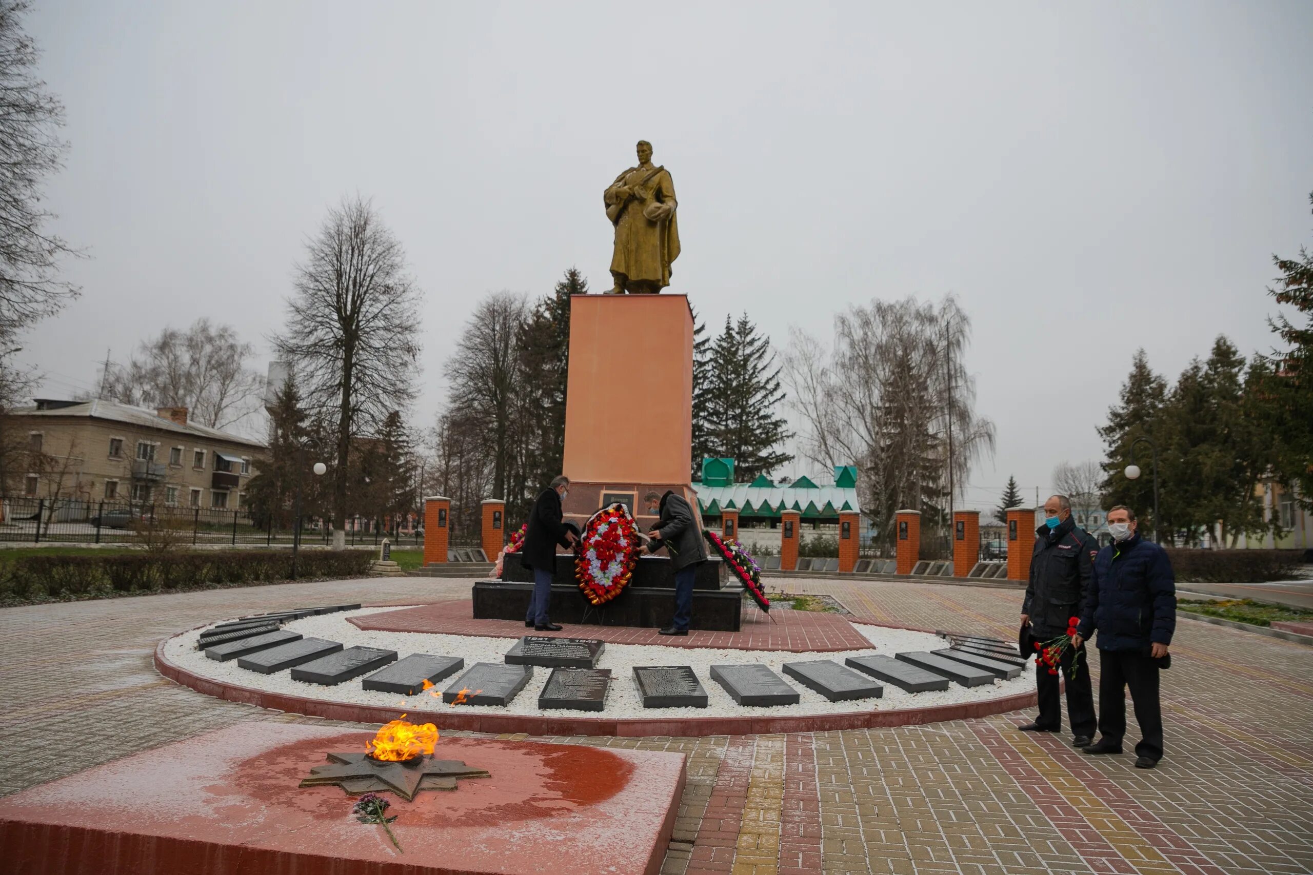 Погода суджа на 14 дней курская область. Памятник неизвестному солдату Муром. Суджа памятник вечный огонь. Суджа парк вечный огонь. Памятник неизвестному солдату Суджа.