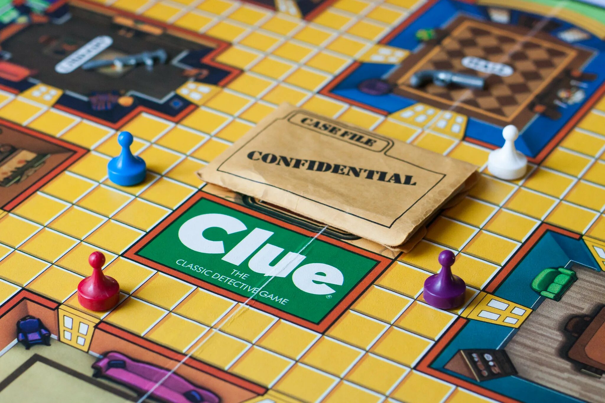 Cluedo clue luxury edition. Модные настольные игры. Интересные настольные игры. Люди играющие в настольные игры. Настольные игры.
