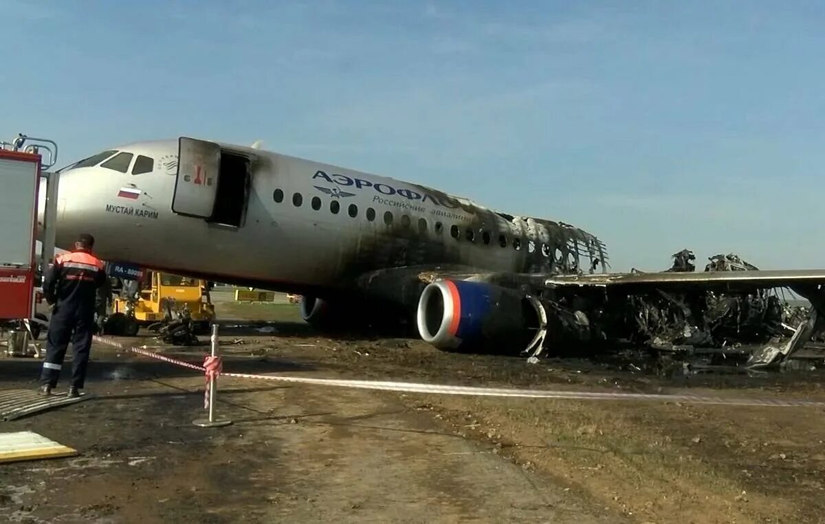 Крушение Суперджет 100 в Шереметьево. Авиакатастрофа SSJ-100 В Шереметьево. Сгоревший SSJ 100 В Шереметьево. Катастрофа SSJ 100 В Шереметьево.