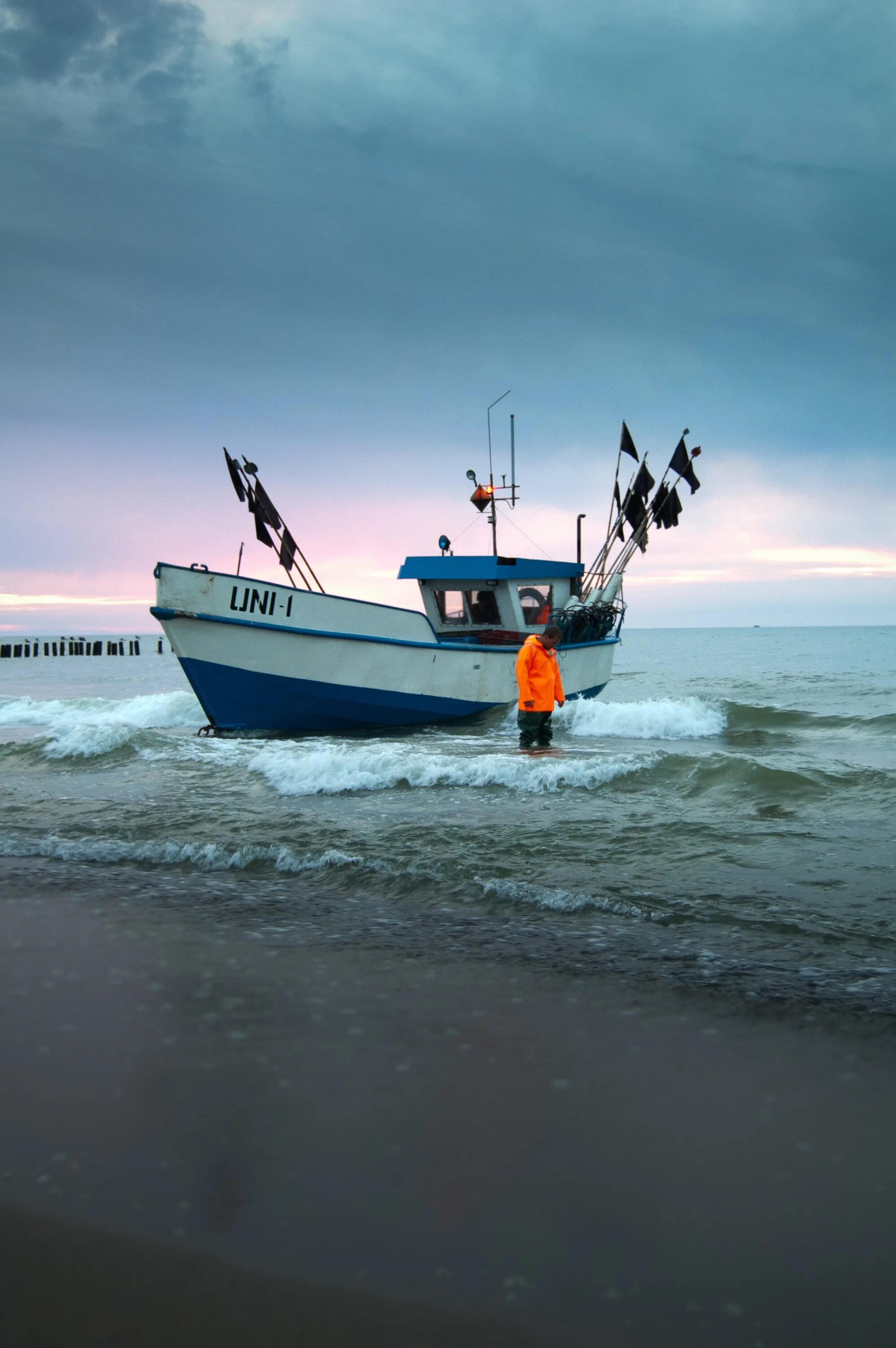 По морю уходит рыбацкая. По морю уходит рыбацкая. Лодка игла. По морю уходит рыбацкая. Рыбацкие лодки на берегу.