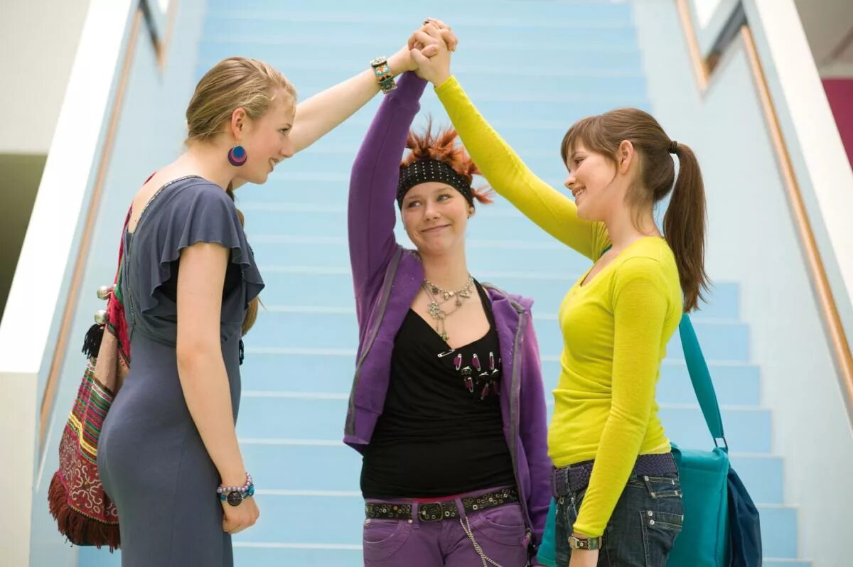 Девочки на выпускном. Стильная школьная форма. Девушки выпускницы. Девчонки 2 класса. Выпускницы в школьной форме.