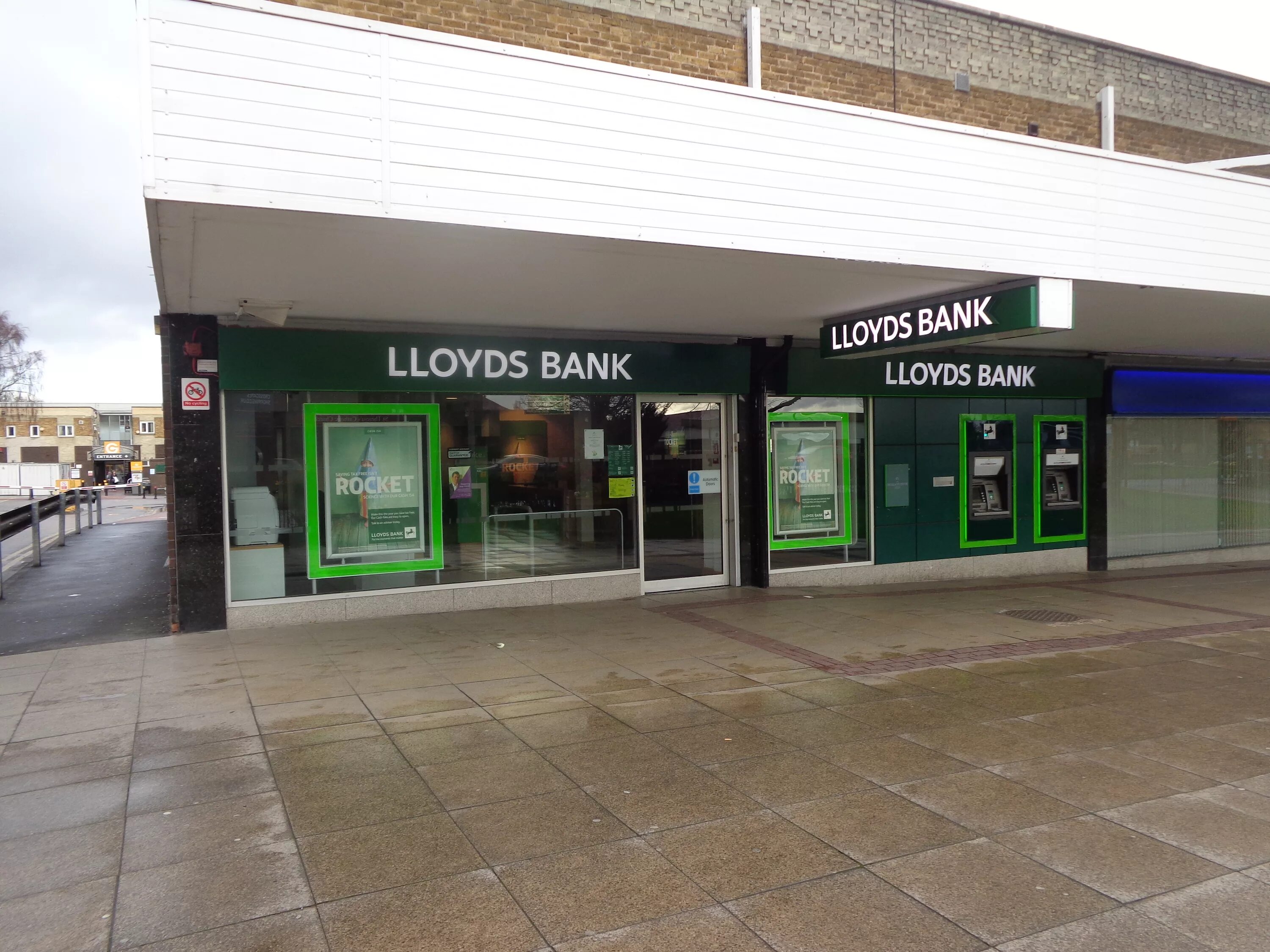 Cross bank. Ллойдс банк. Lloyd Bank Nottingham. Банк Lloyds Кембридж. Банк в Бирмингеме Lloyds.