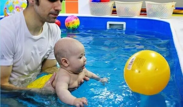 Бассейн для грудничкового плавания. Бесплатные бассейны в москве для детей. Бассейн чайка 1957. Открытый бассейн в москве чайка зимой. Бассейн у авиамоторной москва.