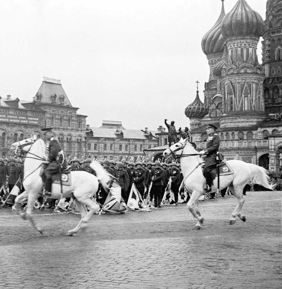 Рокоссовский на параде 1945. Маршал Жуков на параде Победы 1945 года на красной площади в Москве. Маршал Жуков на параде Победы 1945. Парад Победы 24 июня 1945 г Жуков. Рокоссовский парад