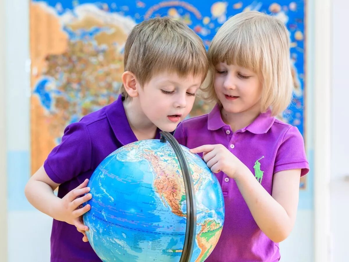 Глобус для детей. Дети будущее. Ребенок познает мир. Окружающий мир для детей.