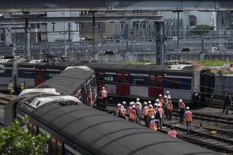 Поезд сошел с рельсов метро