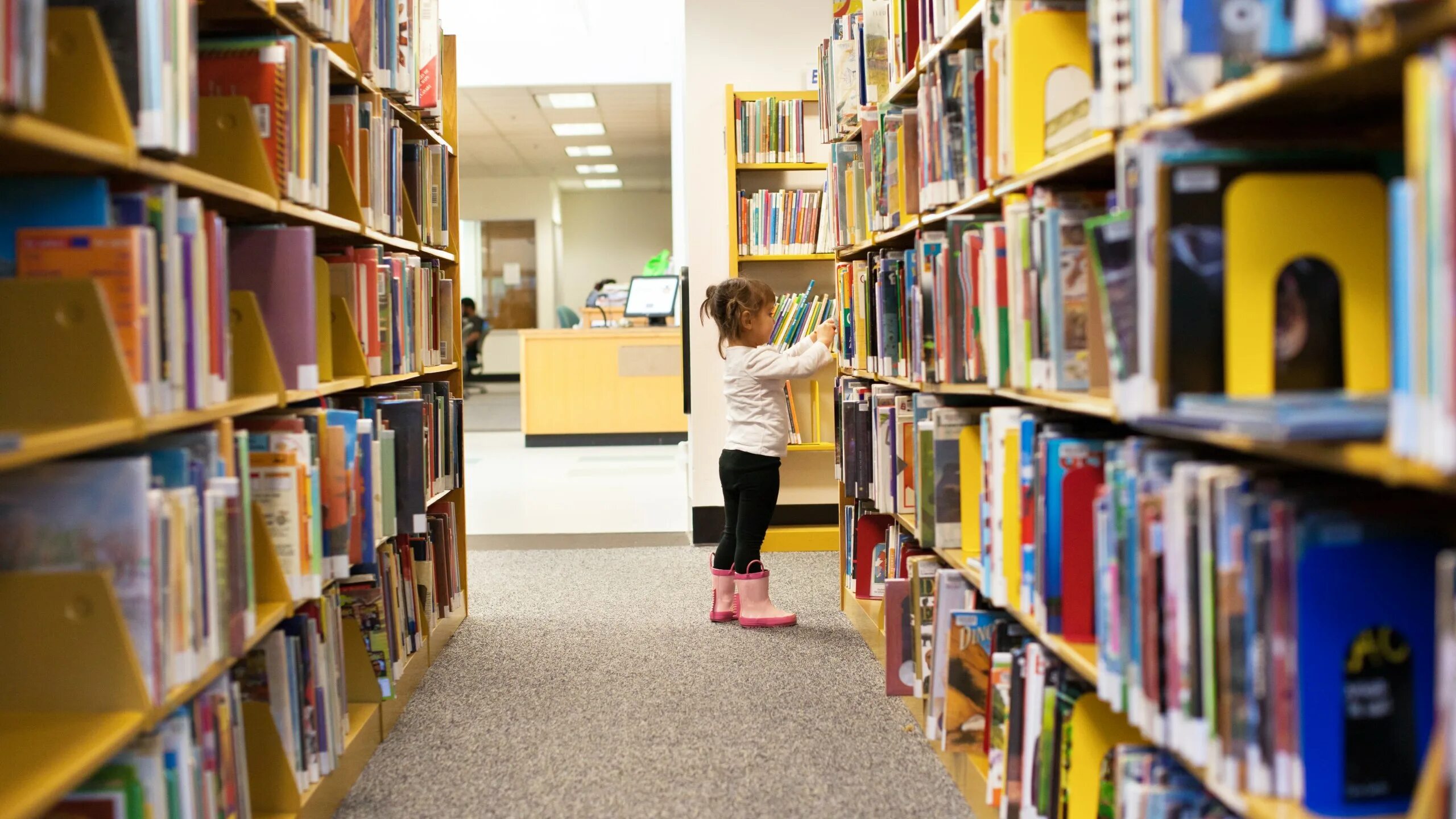 Kids library. Дети в библиотеке. Дети в библиотеке фото. Фотосессия в библиотеке дети. Книга библиотека.