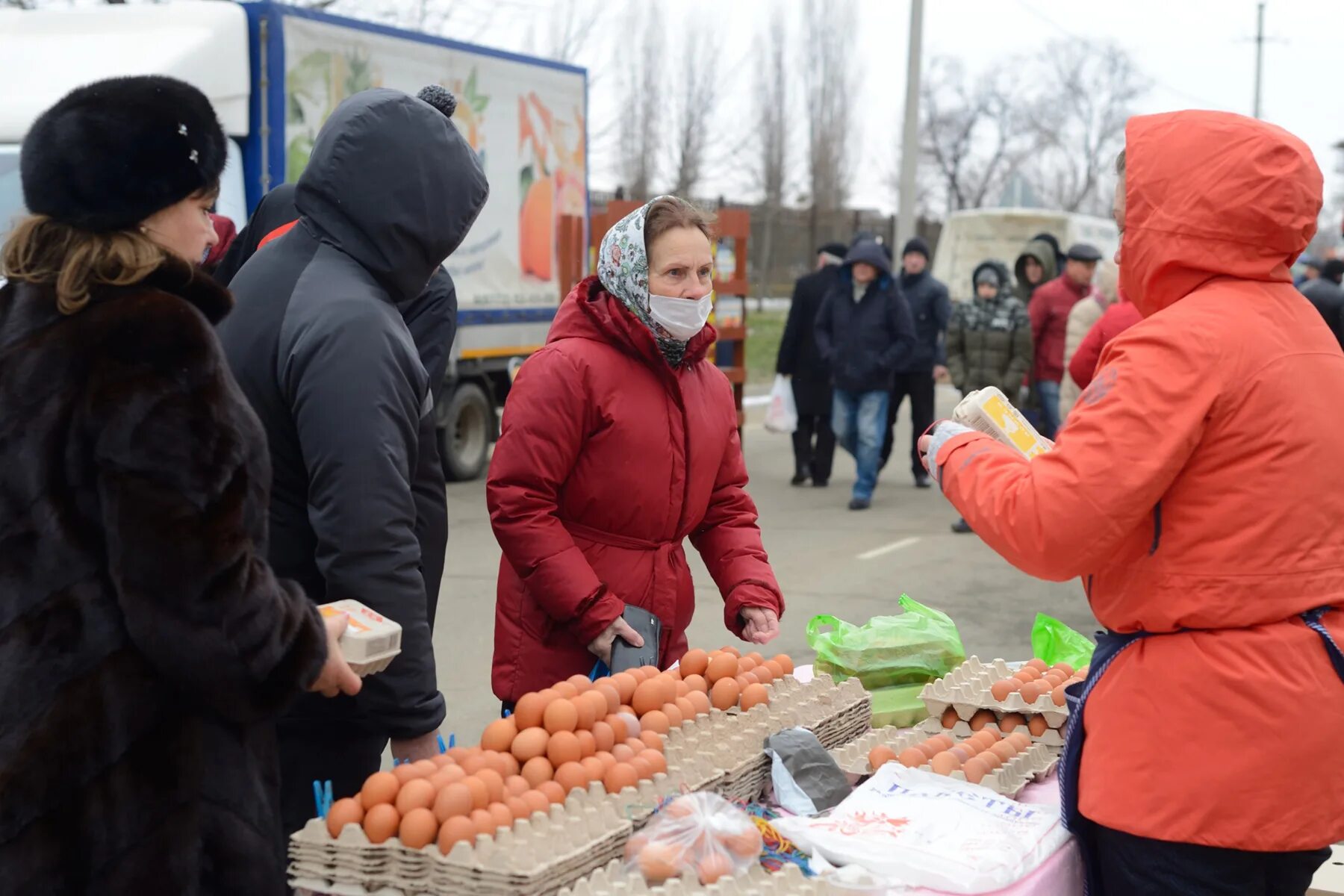 Майкоп выходные. Ярмарки выходного дня в Майкопе Адыгея. Ярмарка выходного дня Майкоп. Майкоп люди ярмарка. Ярмарка выходного дня аэропорт метро.