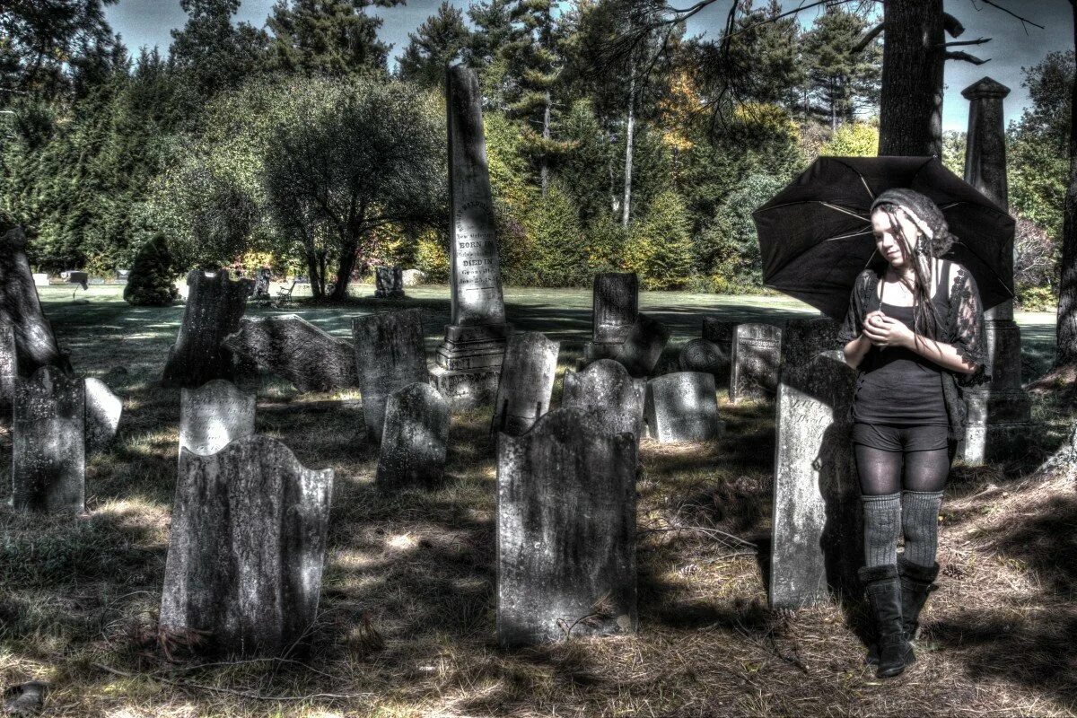 Мрачное кладбище. Старинное кладбище. Могильные люди