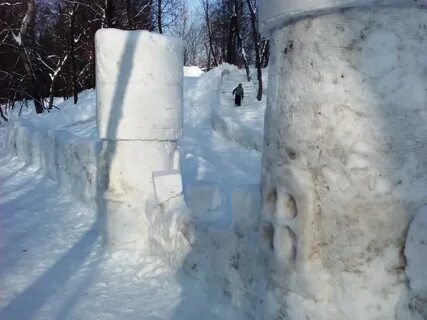 Яркое солнце рушит последние снежные крепости
