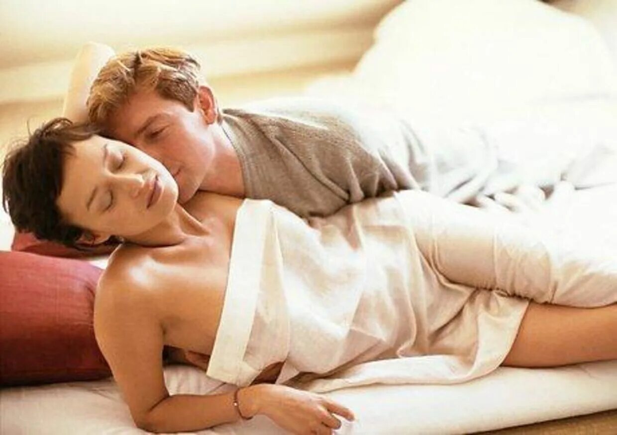 Молодой миссионер. Классическая поза. Классическая миссионерская поза. Классическая поза сверху мужчина. Миссионерская мужчина и женщина.