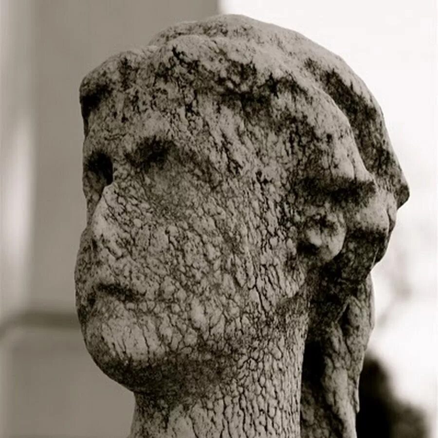 Разрушение памятников культуры. Повреждённый памятник ленину. В сша снесли памятник колумбу. Статуя разрушение. Крошащаяся статуя.