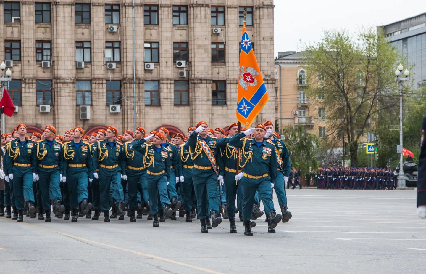 Парад 9 мая волгоград. АГЗ МЧС парад. Парад Победы МЧС России. Парад 9 мая МЧС Волгоград. Парад 2021 площадь павших борцов.