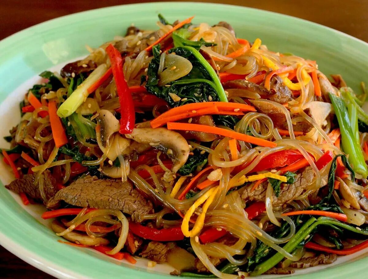 Рецепт салата с лапшой быстрого. Чапчхэ по корейски. Лапша чапче. Фунчеза с мясом а овощами. Glass Noodles фунчоза.