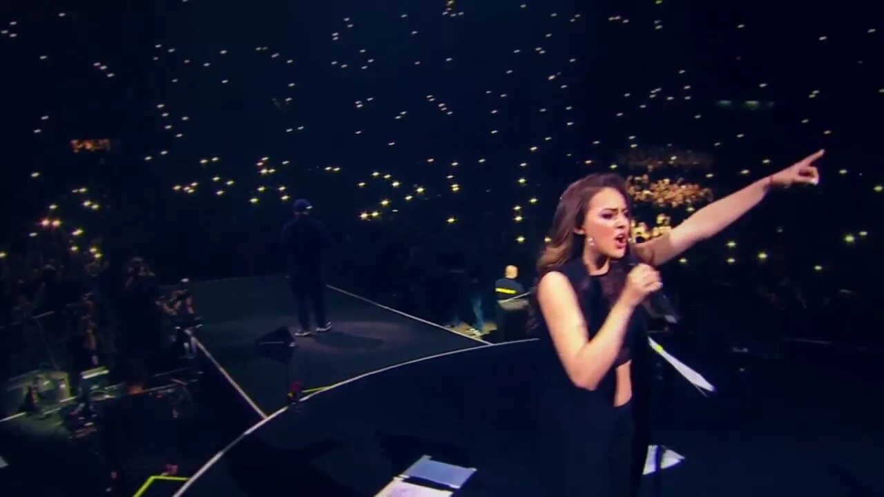 Баста сансара концерт. Баста поет с девушкой. Баста поет с девушкой прекрасное далеко. Баста дочь огня. Кто поёт с бастой на концерте я поднимаюсь над землей.