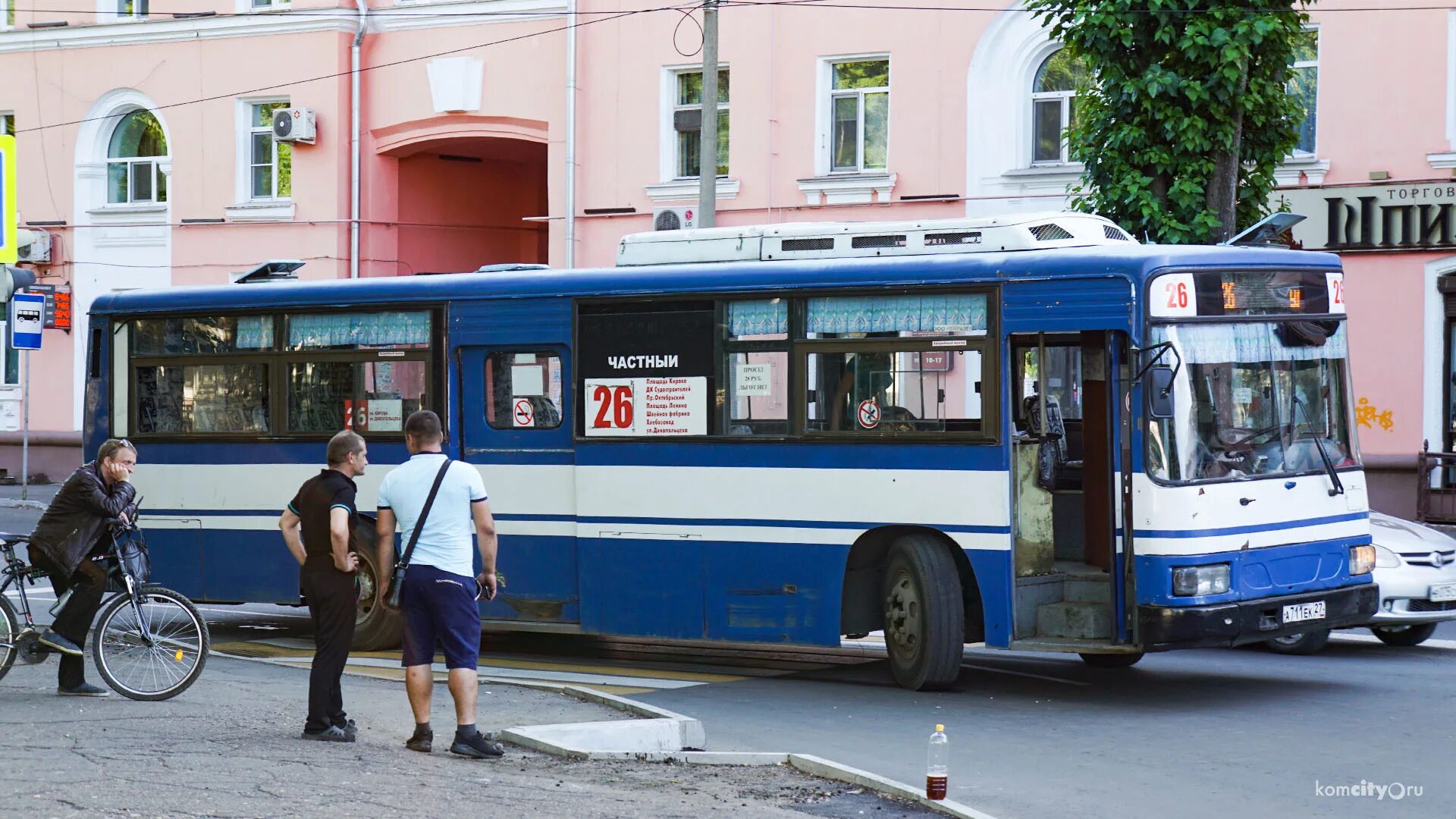 Каждое утро автобус. Утренний автобус. Автобус утром. Утро в автобусе. Автобус утром по городу.