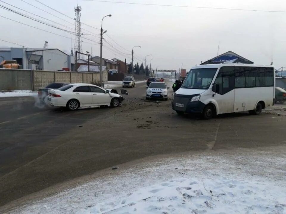 67 автобус сейчас иркутск. Микроавтобус иркутск. автобус происшествие иркутск.