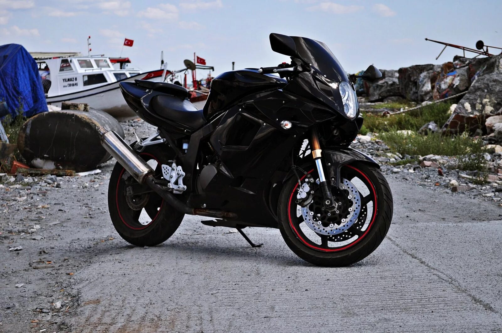 Garlyn gt 250. Hyosung gt250r. хьюсонг gt 250r выхлопная труба. hyosung gt250 черные диски. разбитый hyosung gt 250.