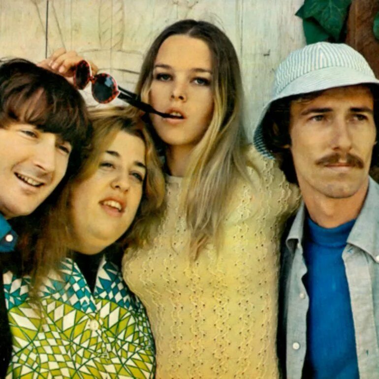 The mamas and the papas солистка. Мама и папа википедия. The mamas the papas сейчас. Мама и папа википедия. Мама и папа википедия.