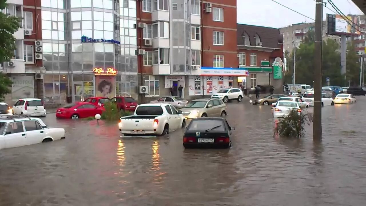 Осадки в краснодаре сегодня. Потоп на улице московской краснодар. краснодар затопленные улицы. краснодар после дождя. дождь в краснодаре.