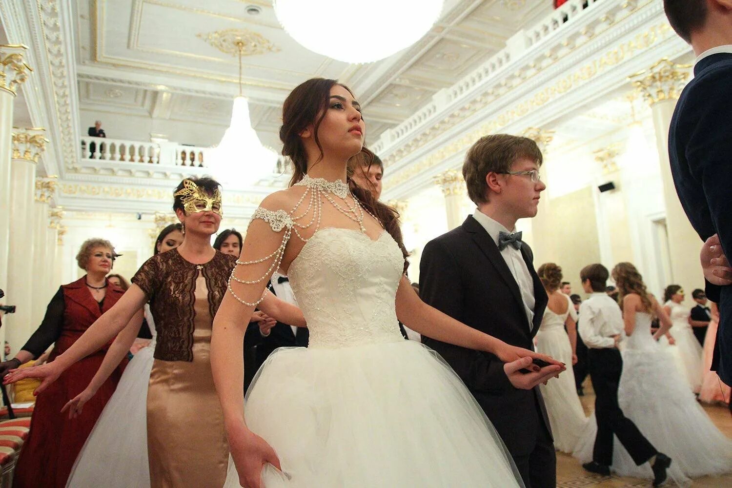 Шад бала. Ампирный бал. Ссмш санкт-петербургской государственной консерватории. Прическа на пушкинский бал. Сретенский бал логотип.