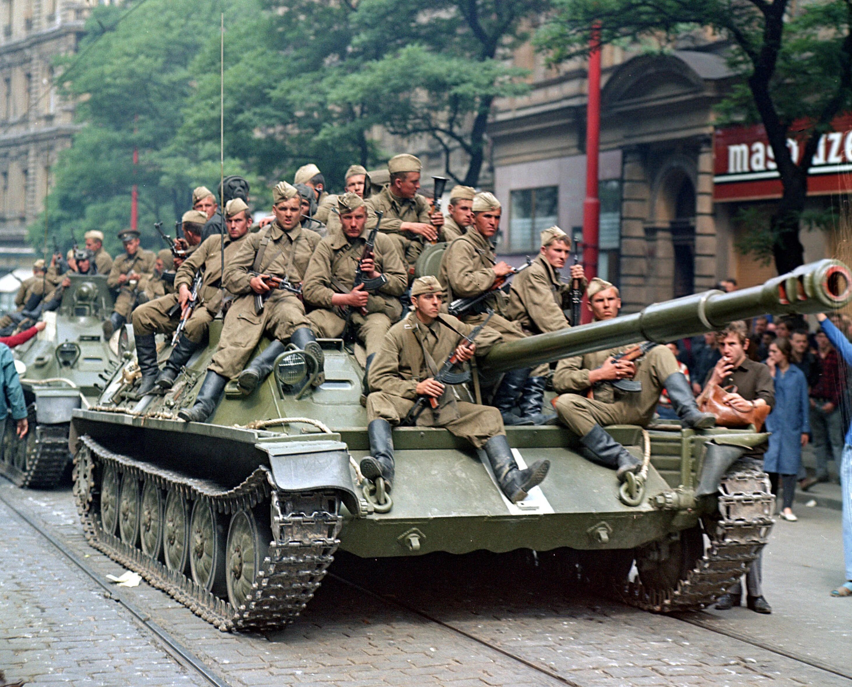 Операция Дунай Прага 1968. Советская армия в Праге 1968 года.