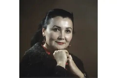 Блуза арқылы кеуделер көрінеді