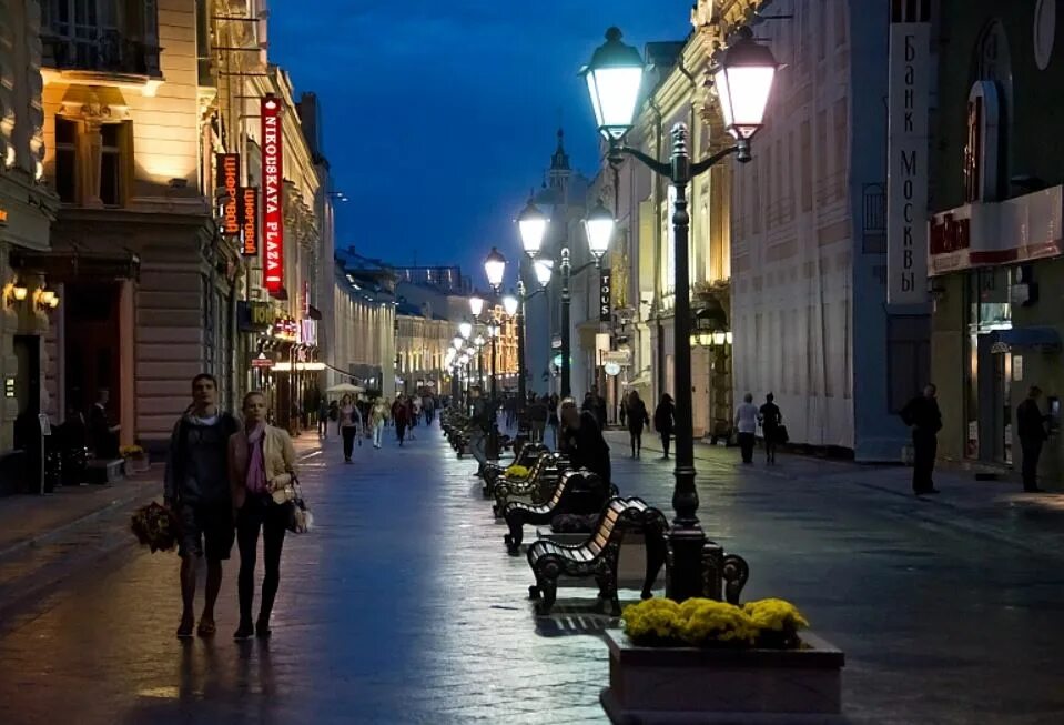 После вечерней прогулки. Пешеходный арбат в москве. прогулки по городу. пешеходная улица. вечерняя улица.