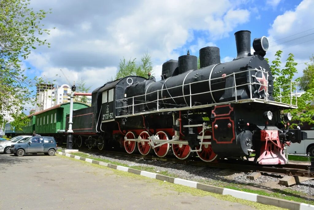 Памятник паровозу в Белгороде. Паровоз музей Белгород. Памятник поезду в Белгороде. Музей истории Юго-Восточной железной дороги Белгород.