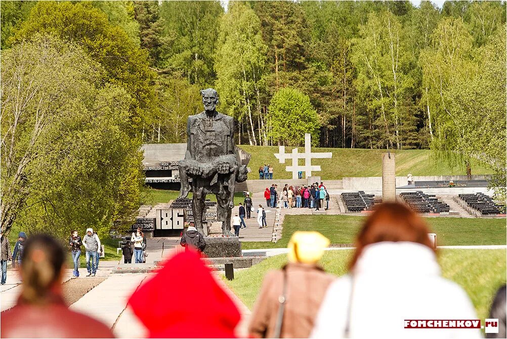 Хатынь мемориальный комплекс. Памятник Хатынь в Белоруссии. Деревня Хатынь музей.