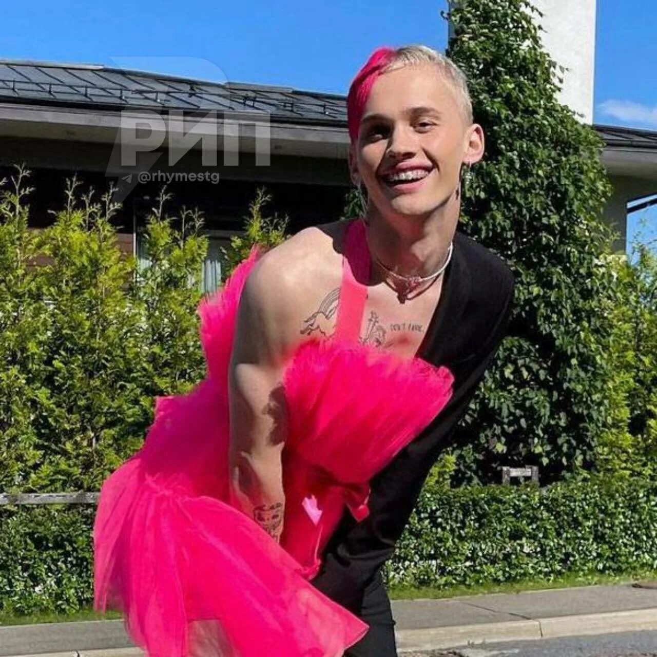 платье дани милохина. даня милохин на премии муз тв 2021. даня милохин на премии музтв. милохин 2021. платье милохина розовое.