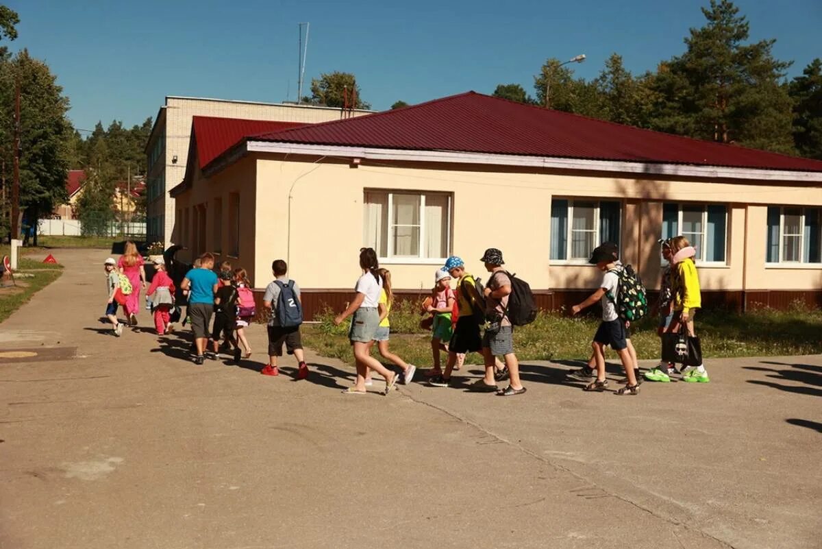 Лагерь город спорта дзержинск. Город спорта Дзержинск лагерь. Российский детский лагерь. Дзержинский лагерь. Лагерь Маяк Нижегородская область вожатые.