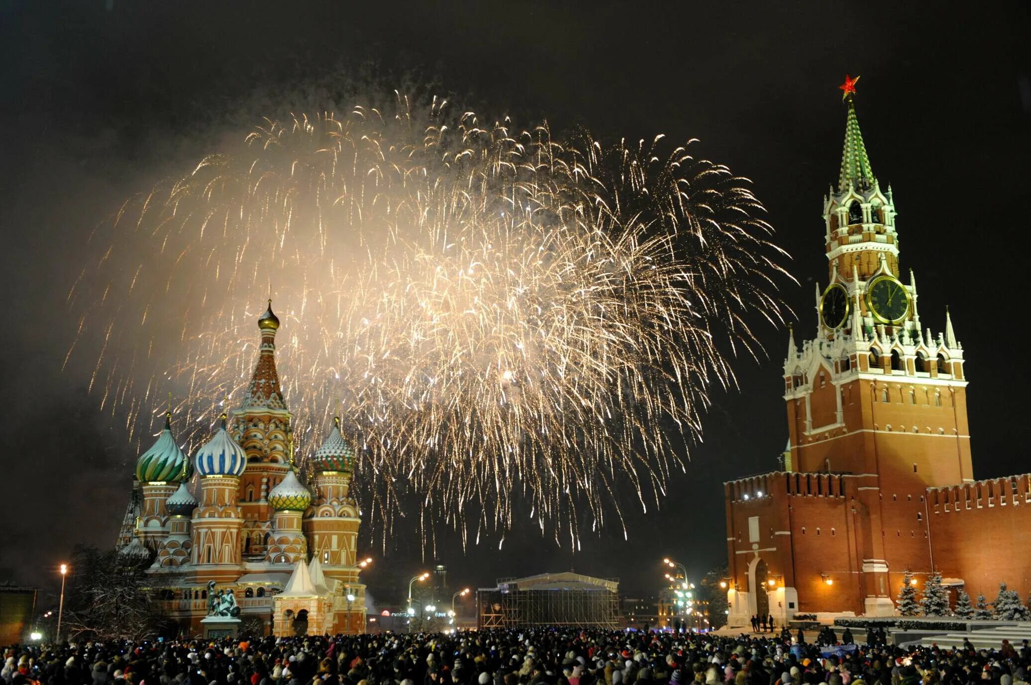 Кремль салют. Кремль новый год. Новогодний салют в Москве. Новогодний салют на красной площади. Новый год в россии особенности