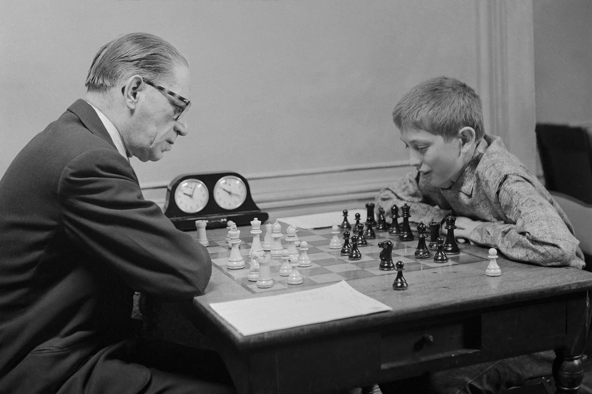 We like playing chess. Бобби Фишер шахматы. Бобби Фишер фото. Бобби Фишер и Карпов.
