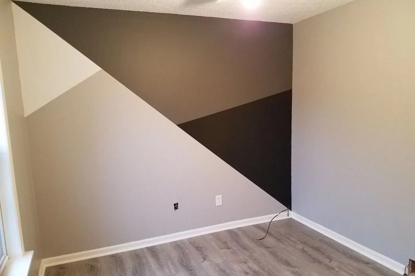 Покраска стен треугольниками. Покраска угла стены. Покраска угла стены. Покрашенные стены. Геометрические горы на стене.