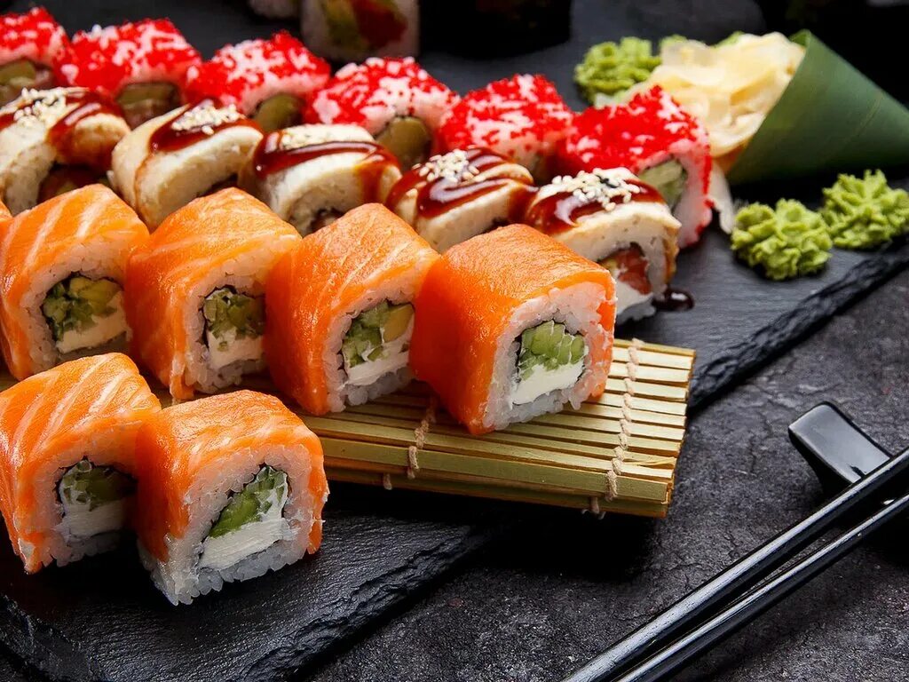 суши и роллы. ролл снейк суши. красивые роллы. калифорния суши 210 гр. роллсы.